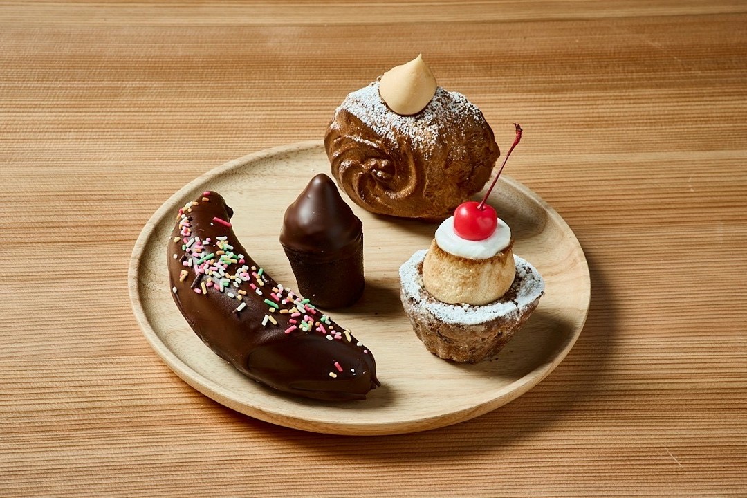 中央から時計回りに生ガトーショコラ、シュークルーラーカスタード、プリンアラモード、バナナのチョコレート生フィナンシェ