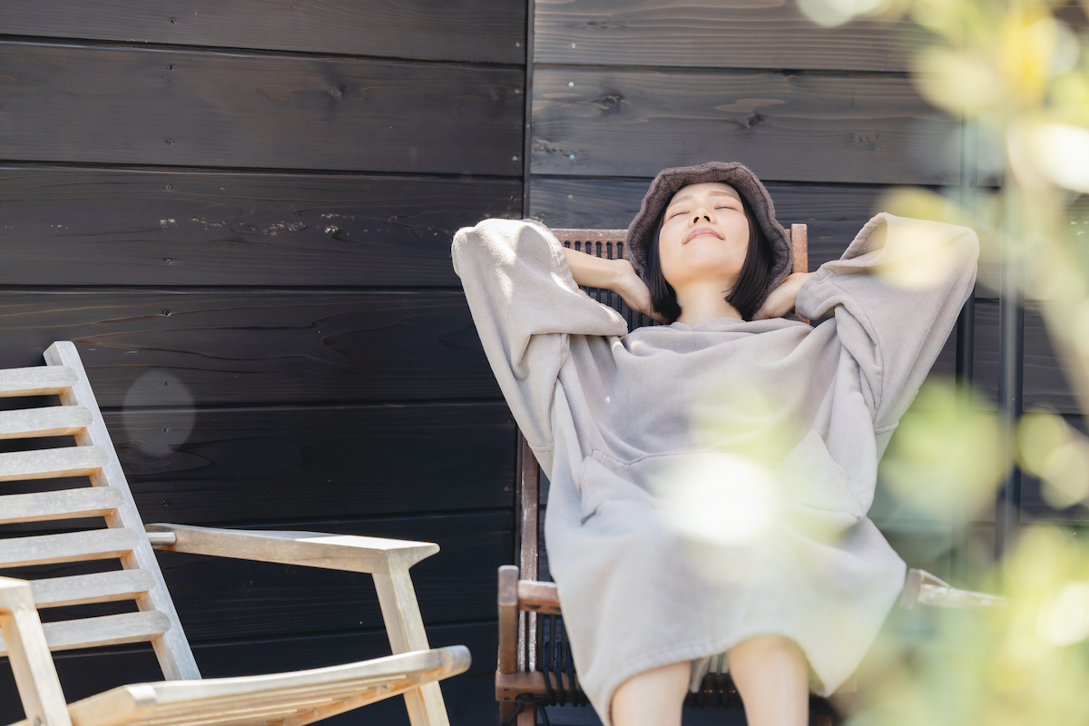 外気浴する女性