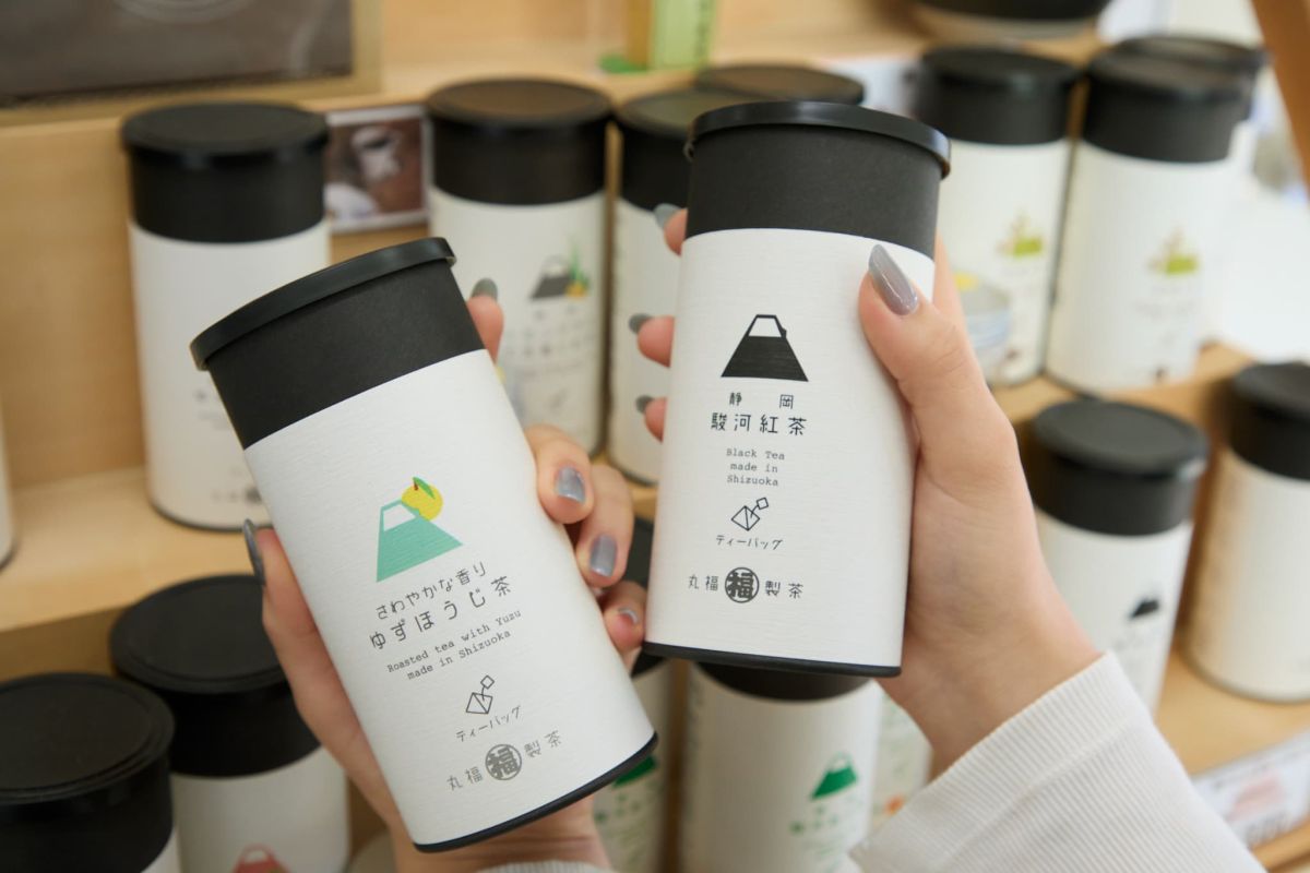 「ゆずほうじ茶」（左）、「駿河紅茶」（右）各500円