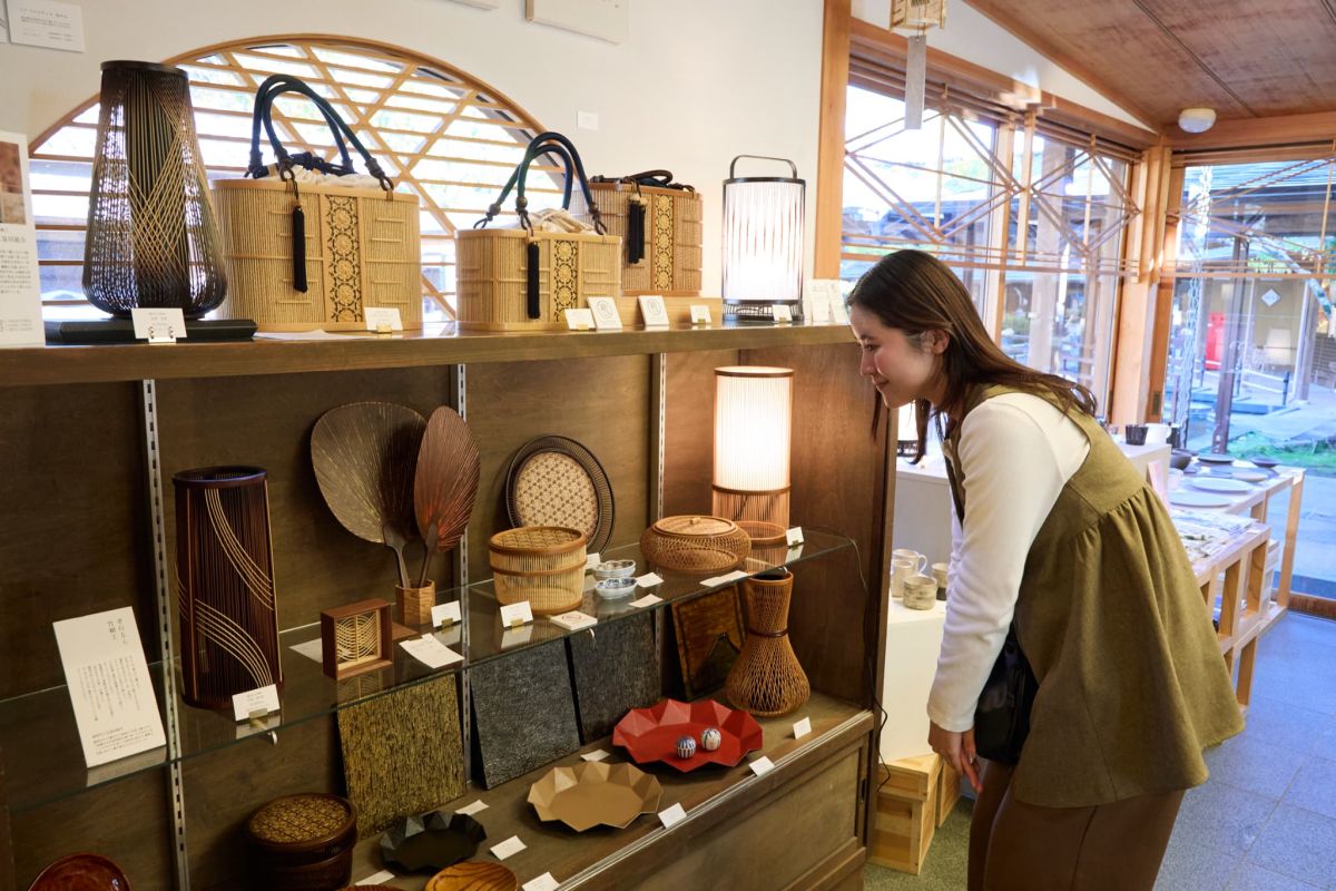 施設内に並ぶ伝統工芸品