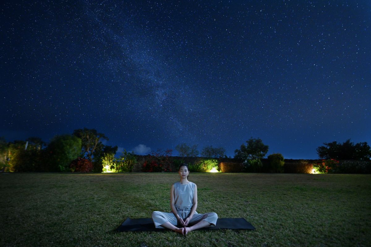 星空下での深呼吸とストレッチ