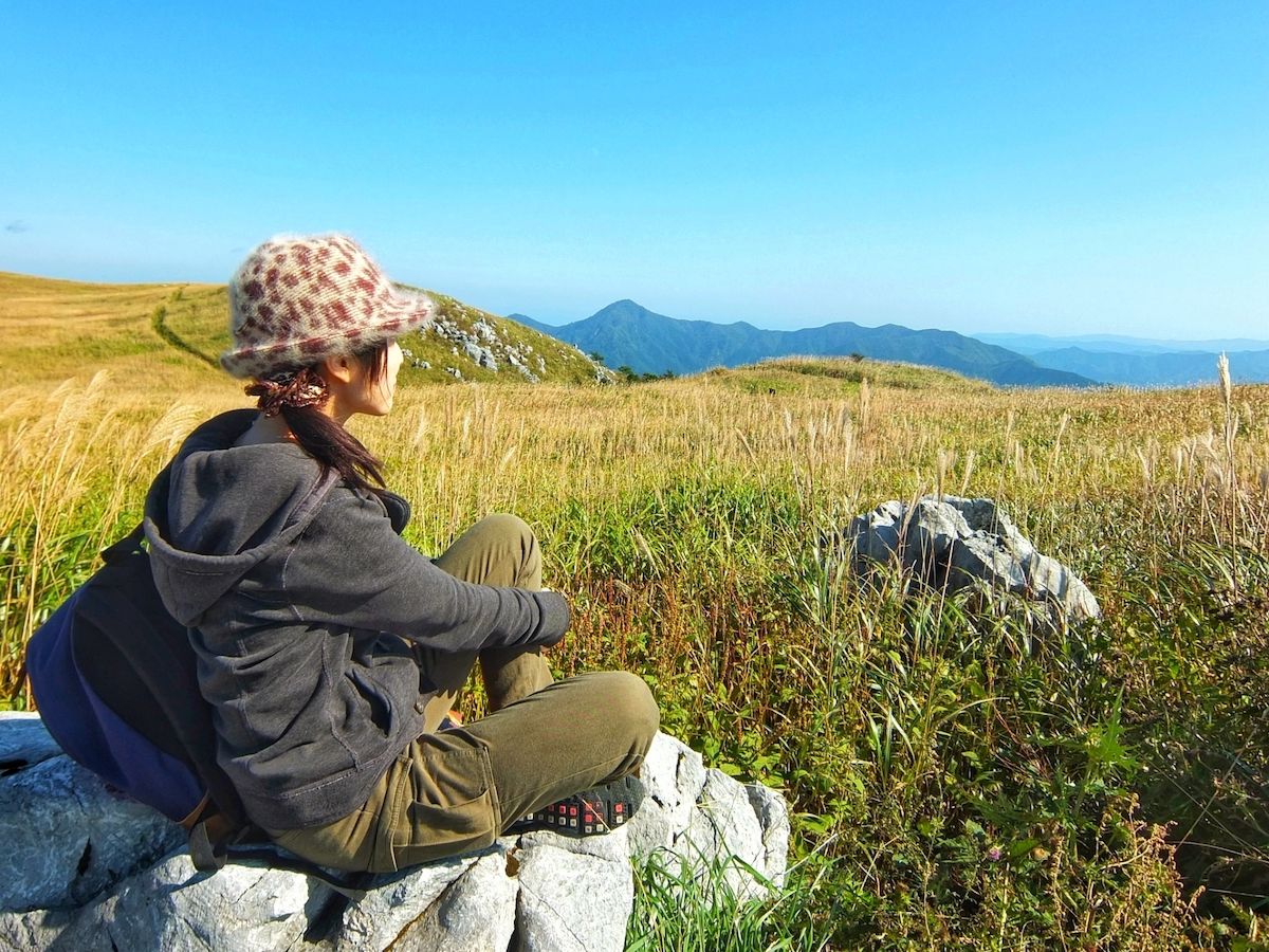 景色を眺める女性