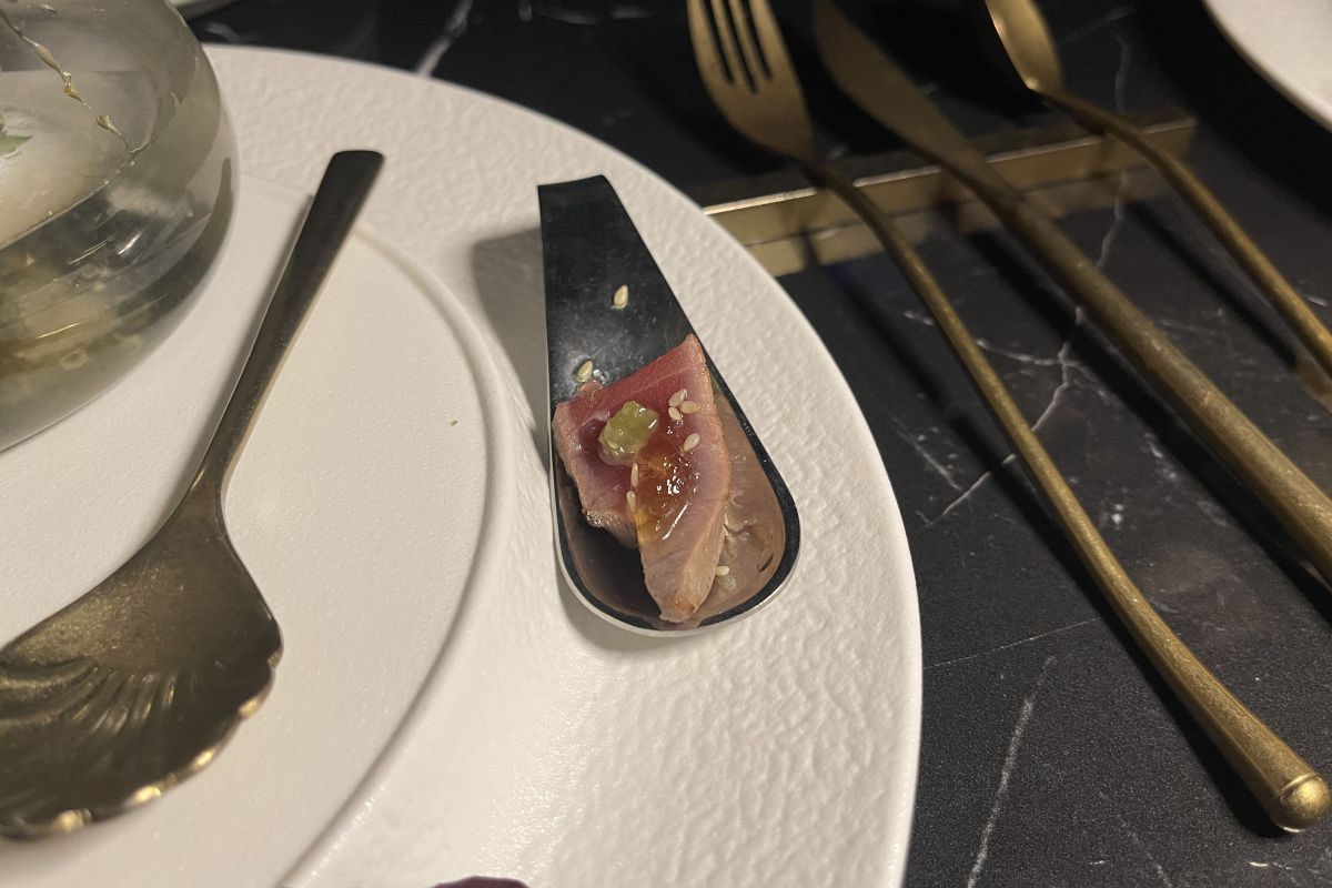 「マグロのたたき　牡蠣醤油のジュレ」