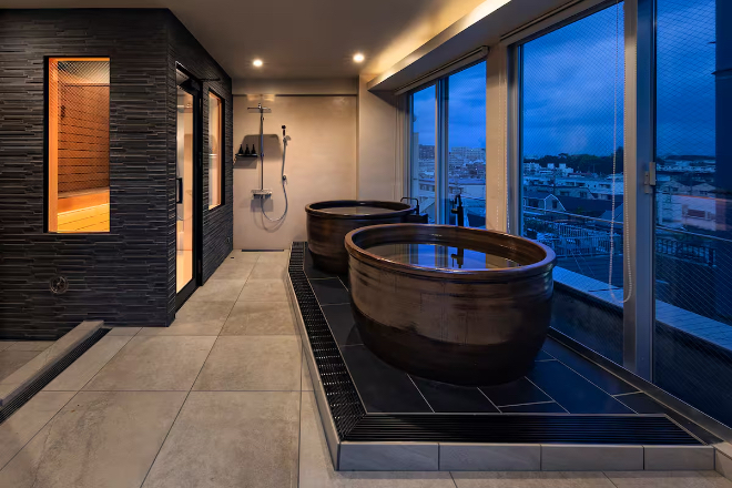 5階 信楽焼の壺風呂バスルーム／Photo：Airbnb