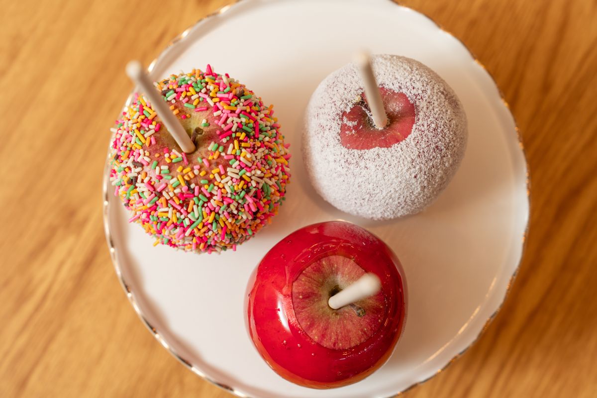 左から時計回りに「レインボースプレー」764円、「杏仁」764円、「プレミアムプレーン」674円