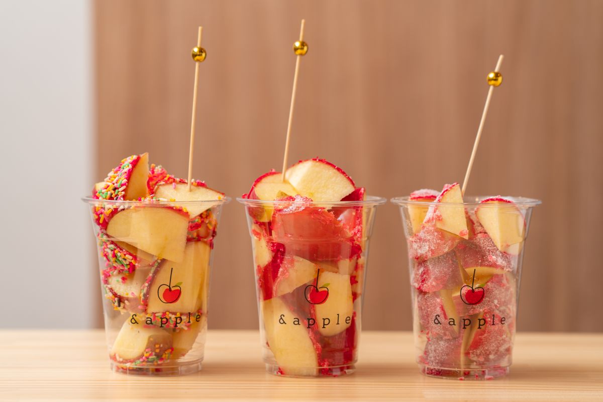 左から「レインボースプレー」「プレミアムプレーン」「杏仁」のLサイズ