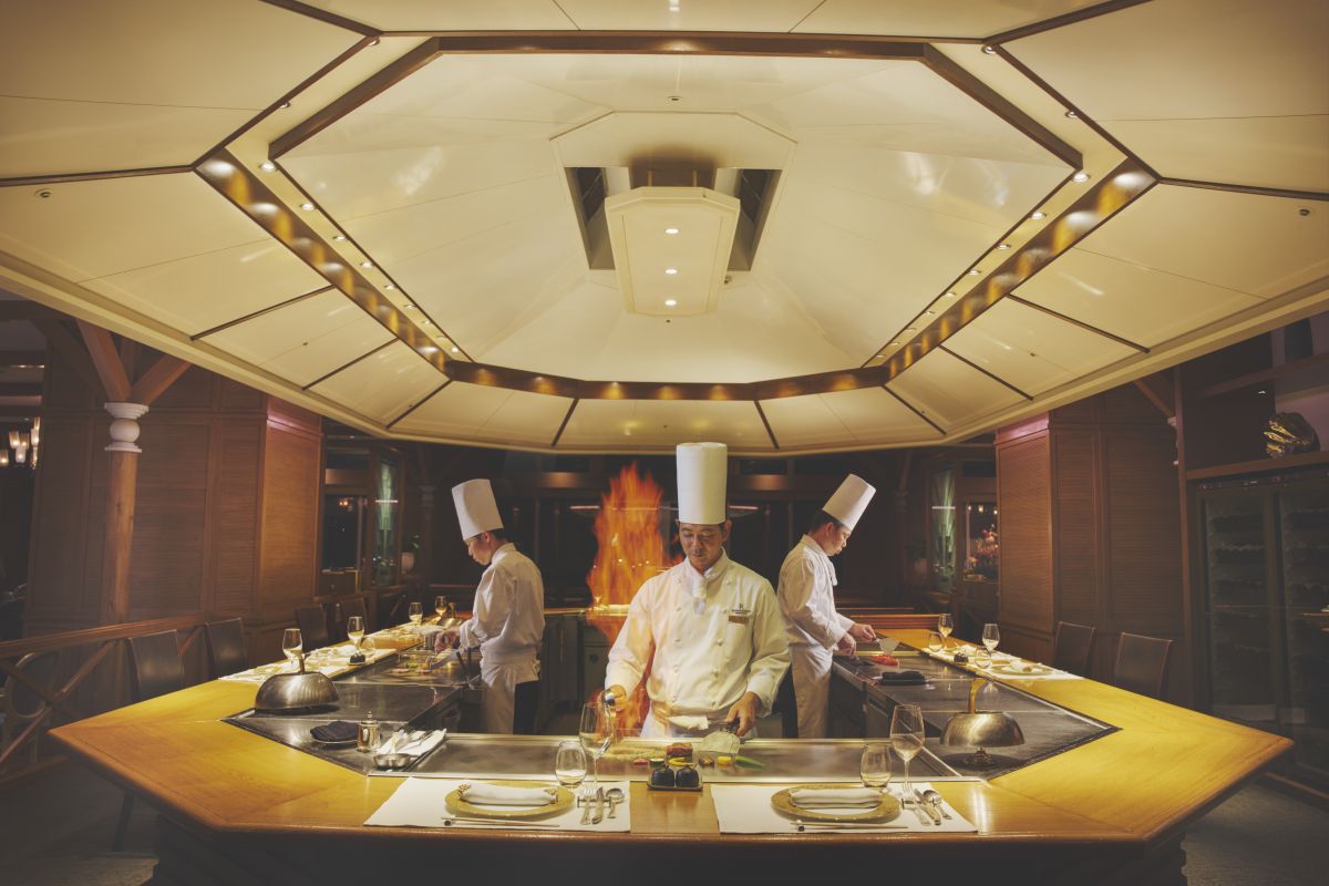 ホテル2階にあるフォーシーズン。コース1万3000円～。火曜定休