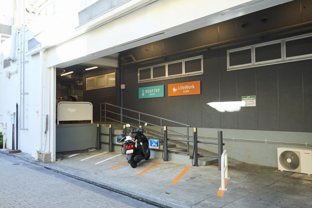 「ROOFTOP」の入り口