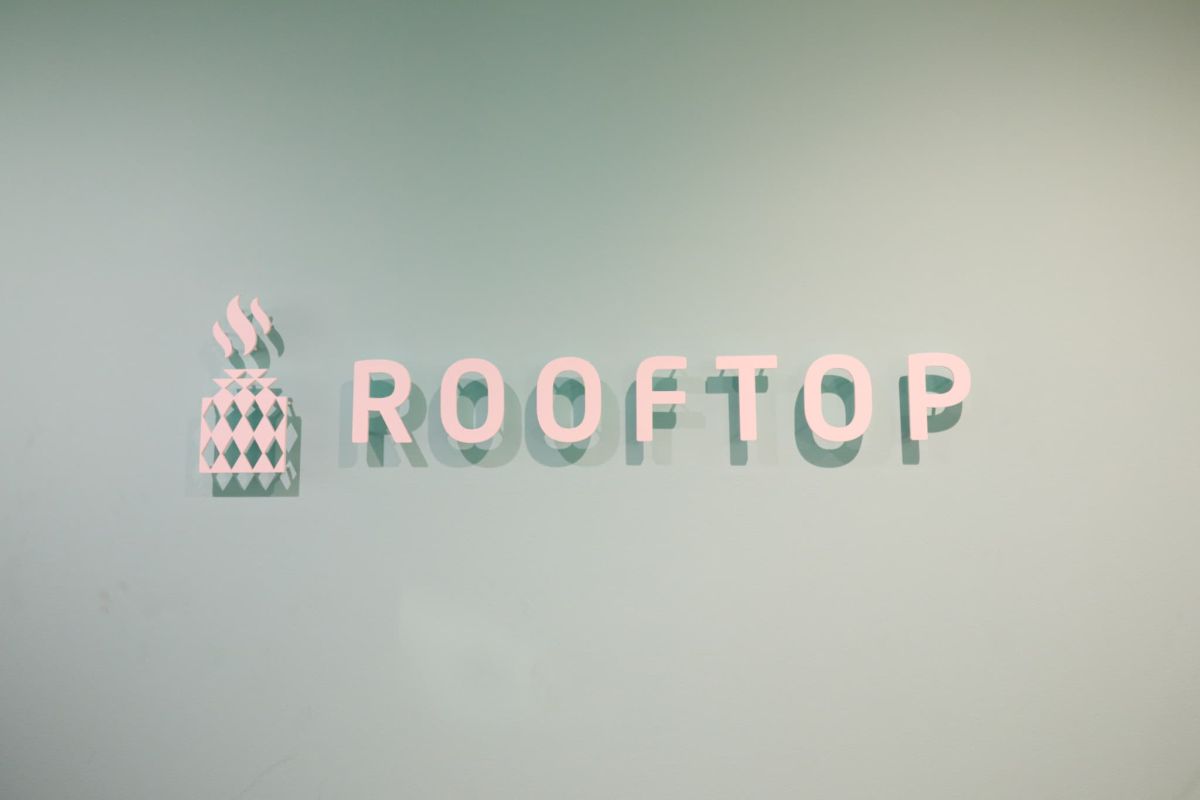 「ROOFTOP」の看板