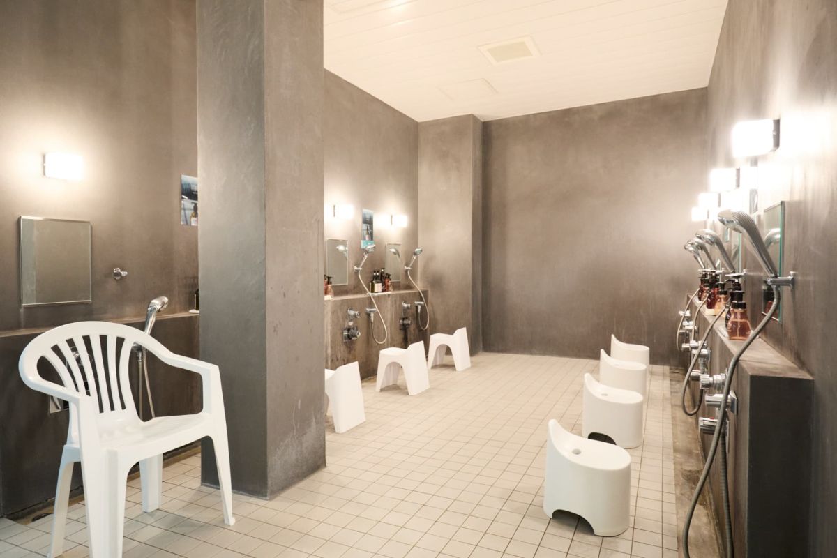 グレーを基調とした清潔感のある洗い場