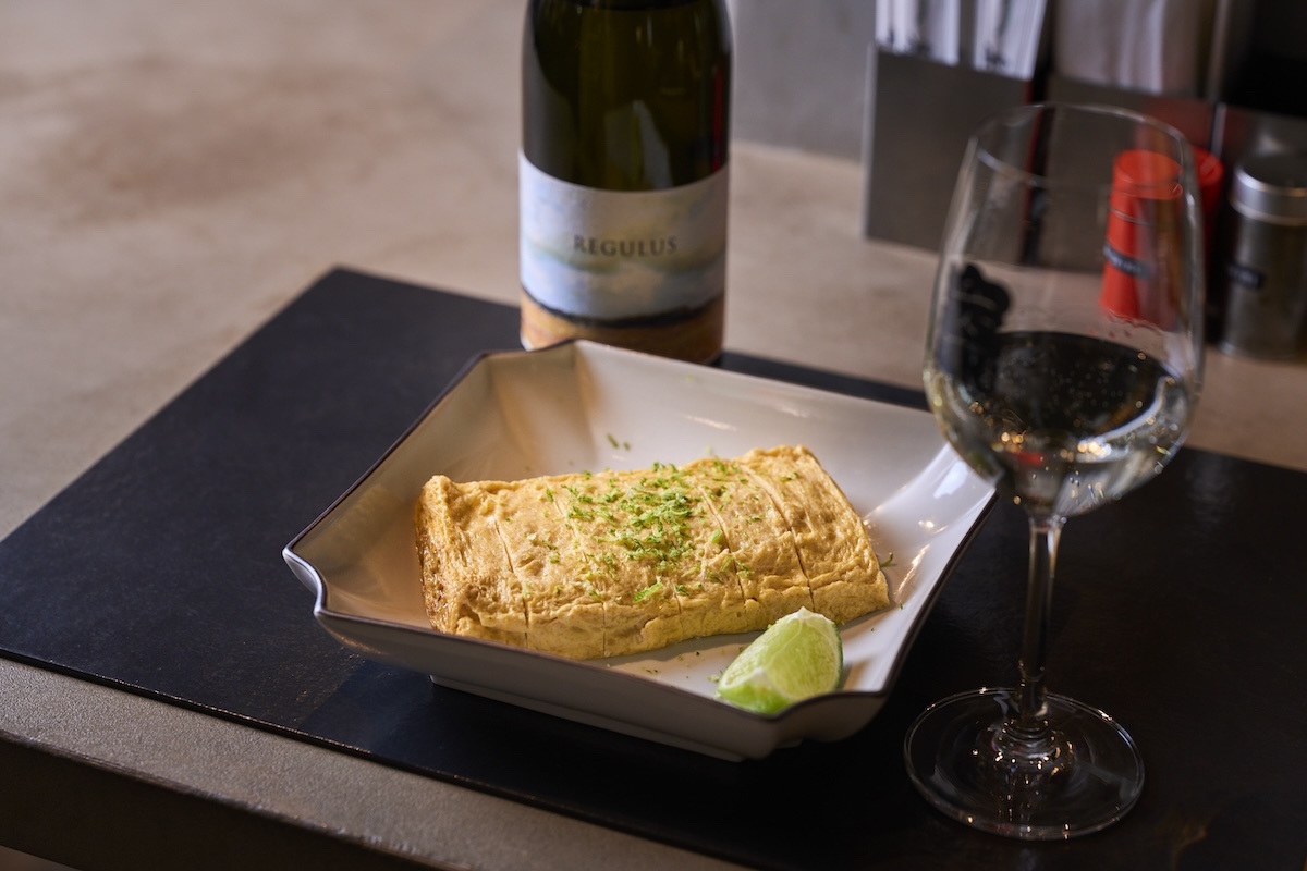 「だし巻きライム玉子」880円（左）&times;阿部酒造・スターシリーズ「REGULUS」（レグラス）880円