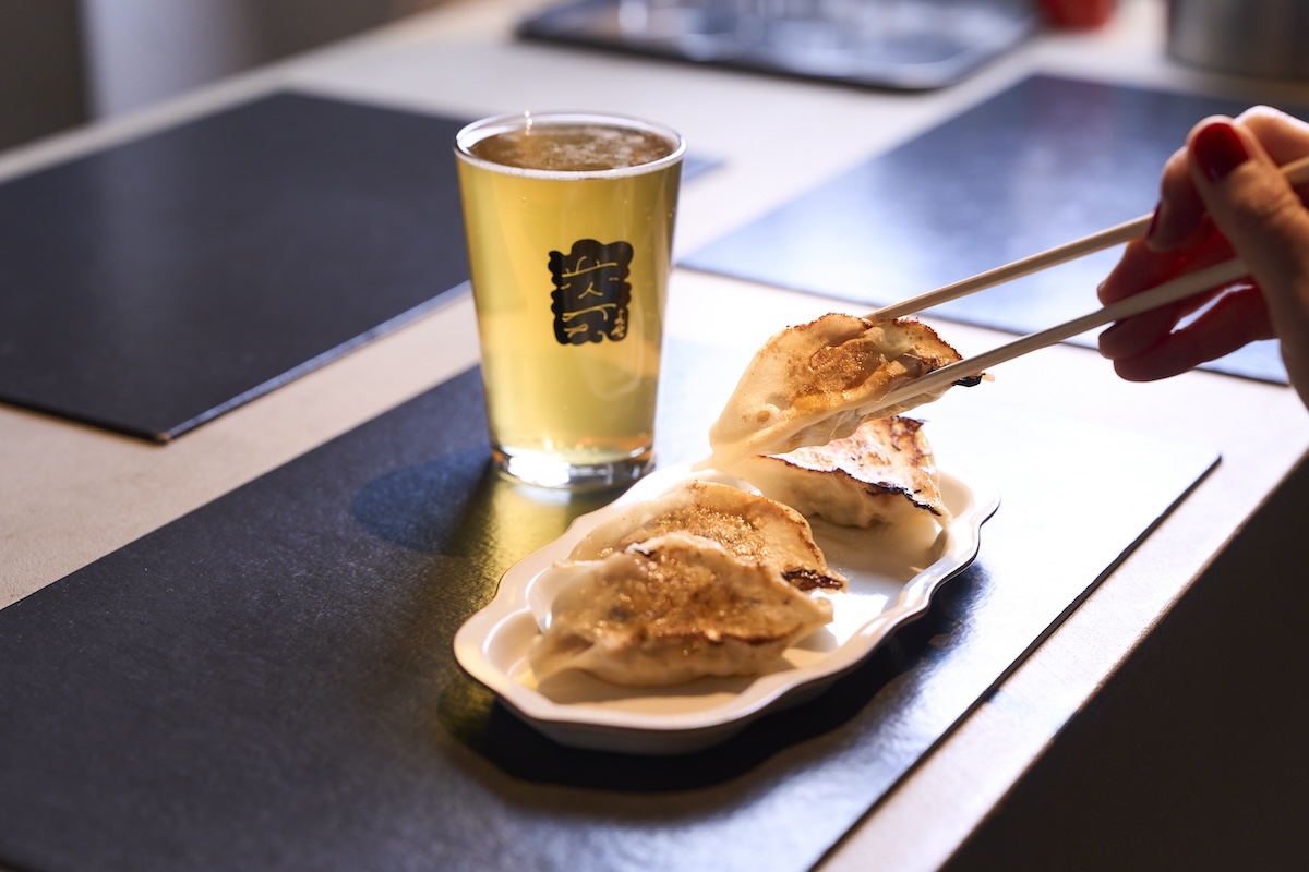 ミっちゃん餃子 富山「焼餃子」880円&times;Hobo Brewing「寄【Italian Pilsner】」ハーフ880円