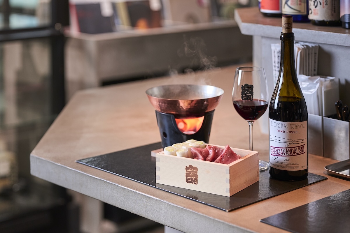 「江戸前ねぎま鍋」1人前2310円&times;グラスワイン赤1320円（アッビア・ノーヴァ「センツァ・ヴァンダリズム・ロッソ 2022／イタリア」）　※グラスワインの料金は銘柄により変動あり
