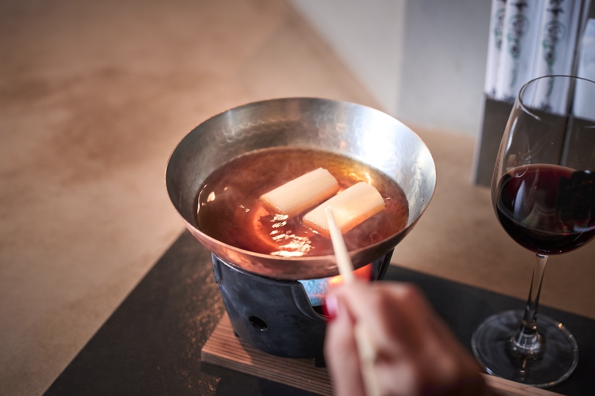 鍋に火をつけてもらったらネギを入れる