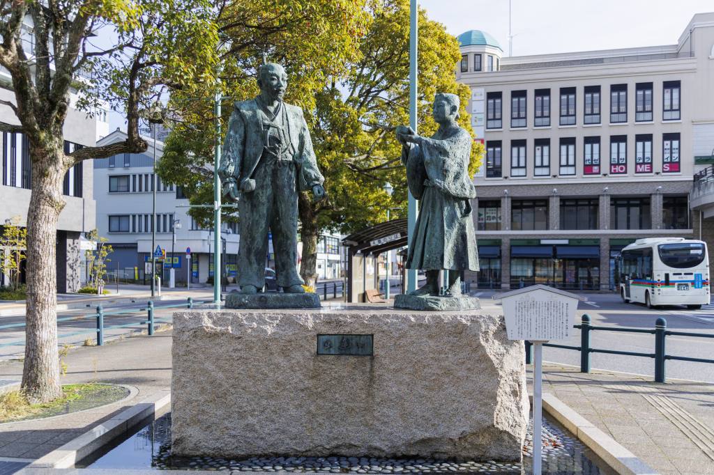:JR長浜駅前（東口）に立つ「秀吉・三成出逢いの像」