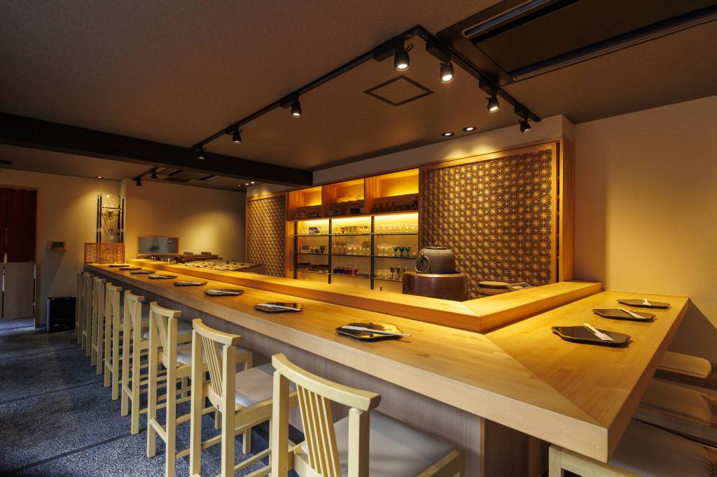 白木のカウンターが高級感を演出する店内
