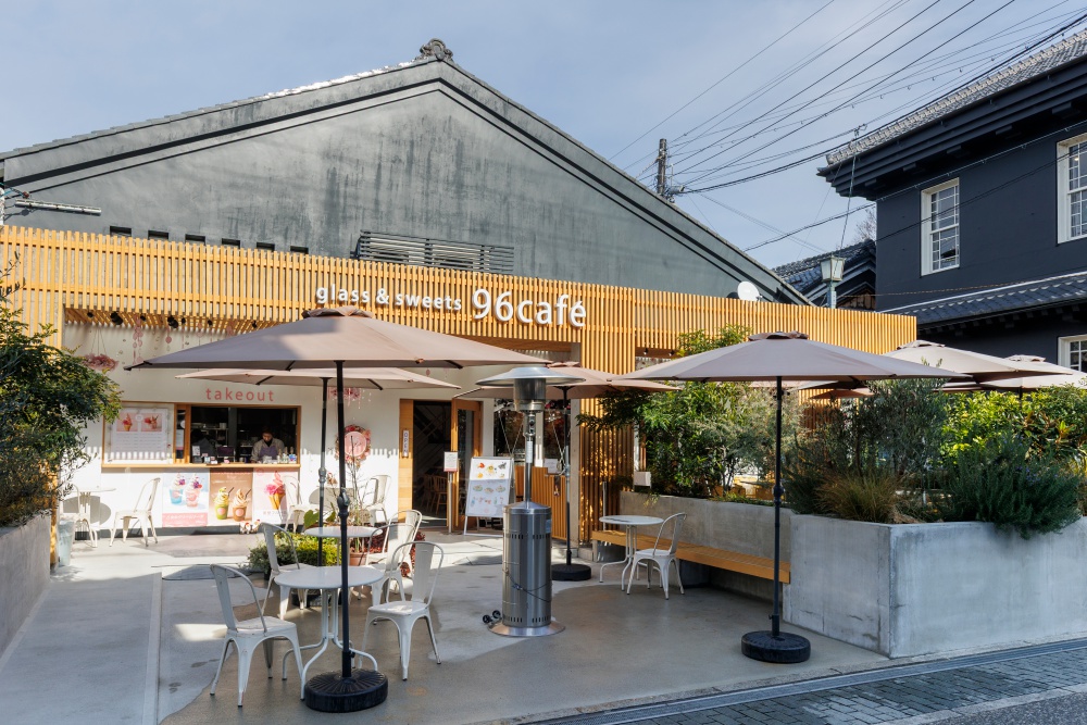 観光で人気の黒壁ガラス館と道をはさんで立つカフェ