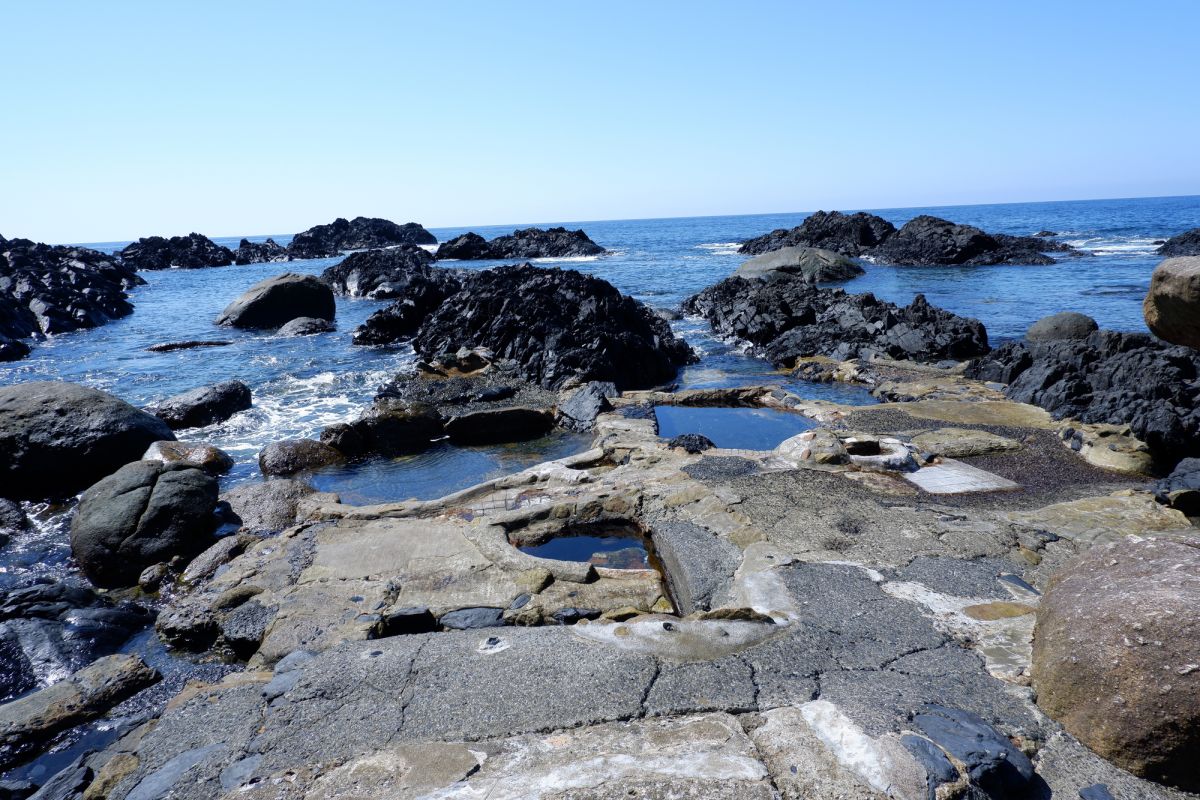 満潮時には完全に海中に沈む、幻のような温泉