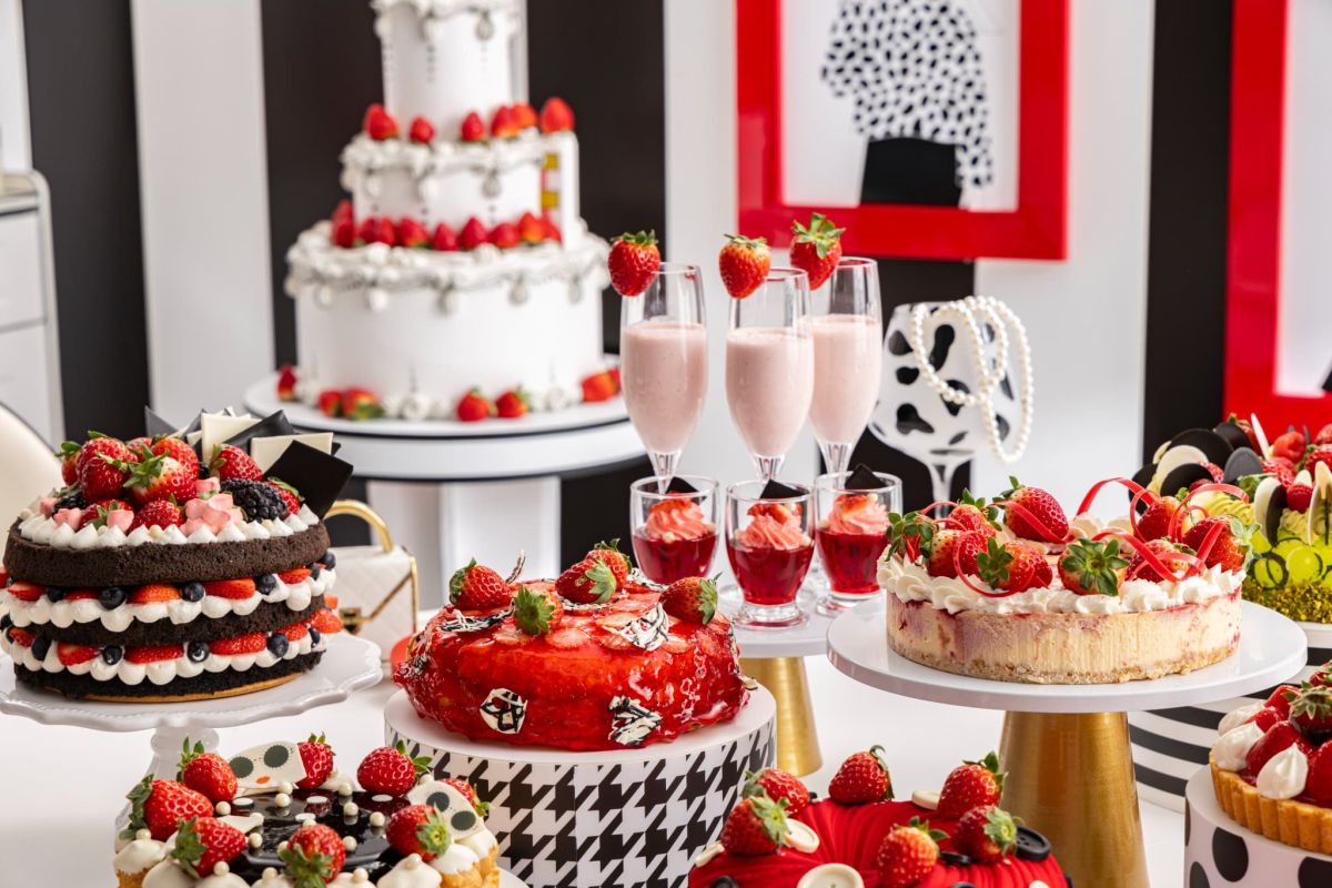 たっぷりの苺を用いた20種類以上のスイーツ