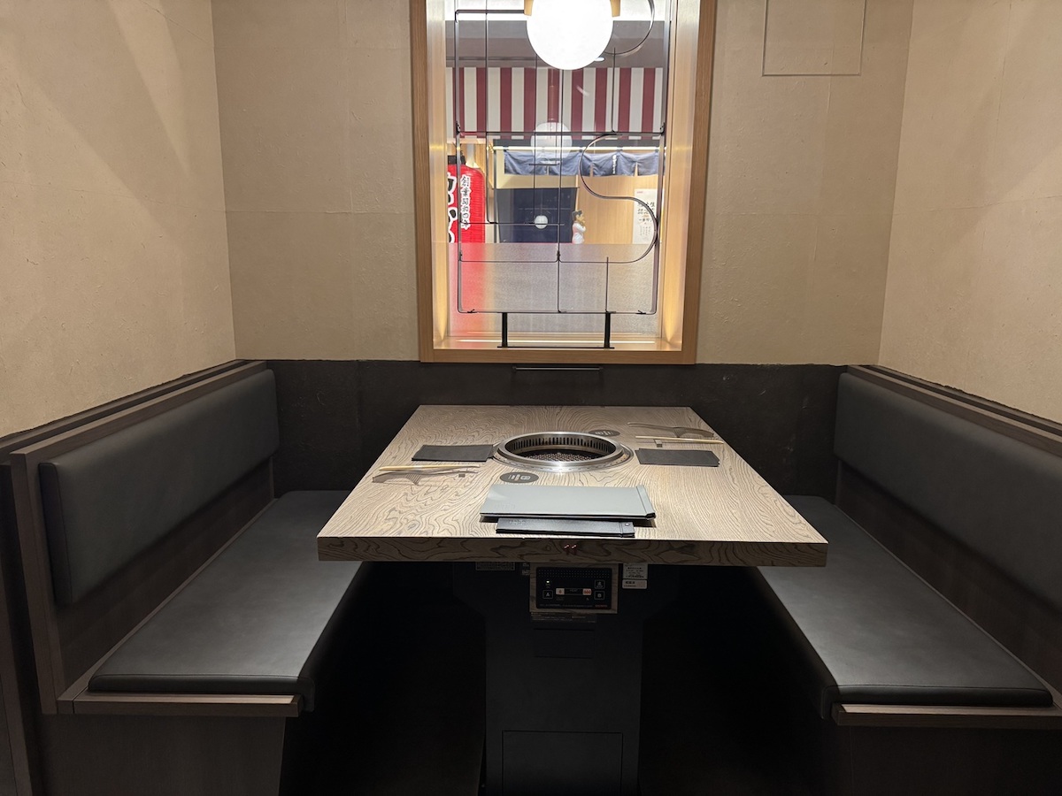2～4名掛けのテーブル席