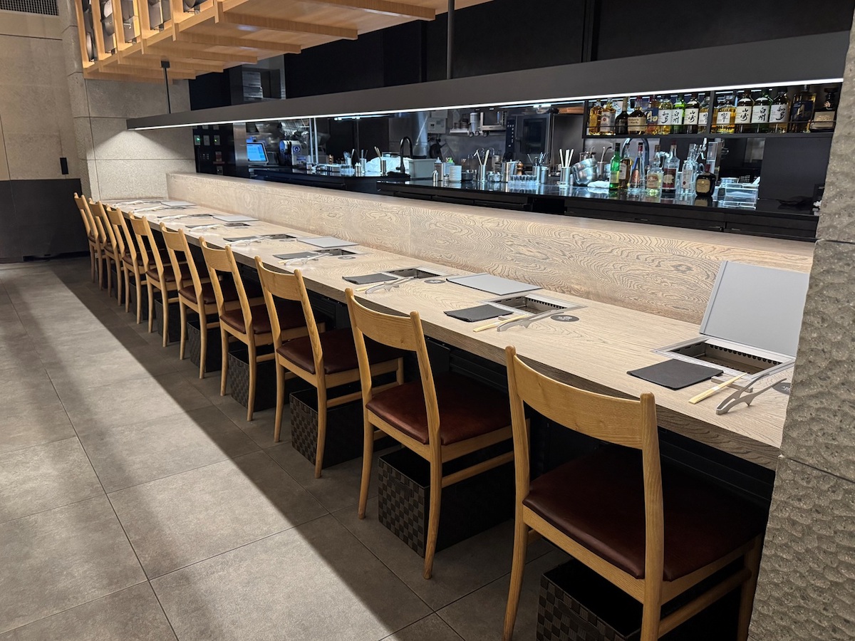 厨房が見えるカウンター席