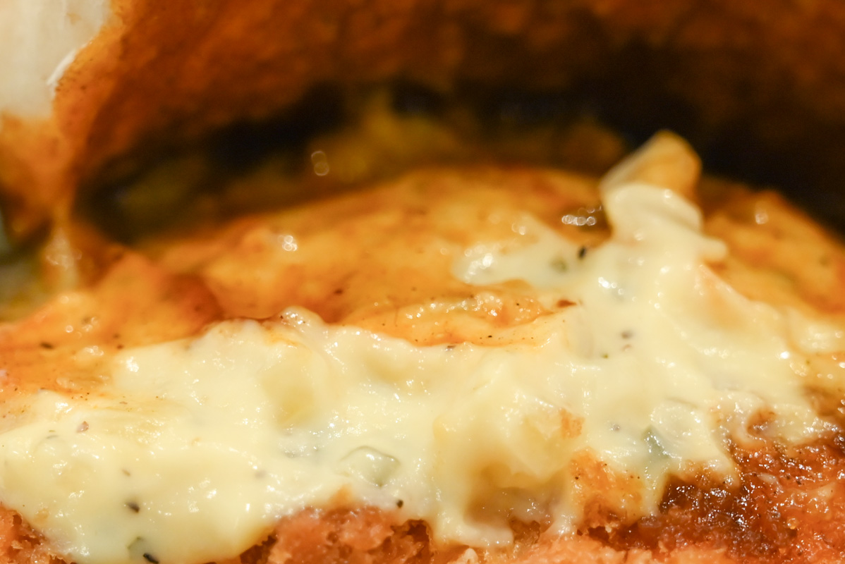 グラタンコロッケの上にたっぷり乗ったソース