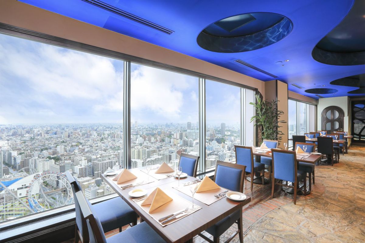 スカイラウンジ＆ダイニング「アーティスト カフェ」店内