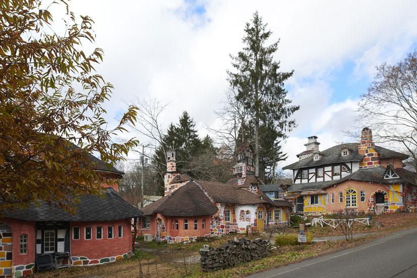 3棟のうち、左の家は資材置き場、真ん中が焼き菓子の売り場、右がイートインスペース