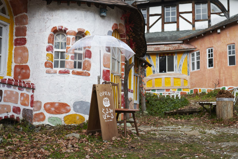 木の看板が売り場入り口の目印