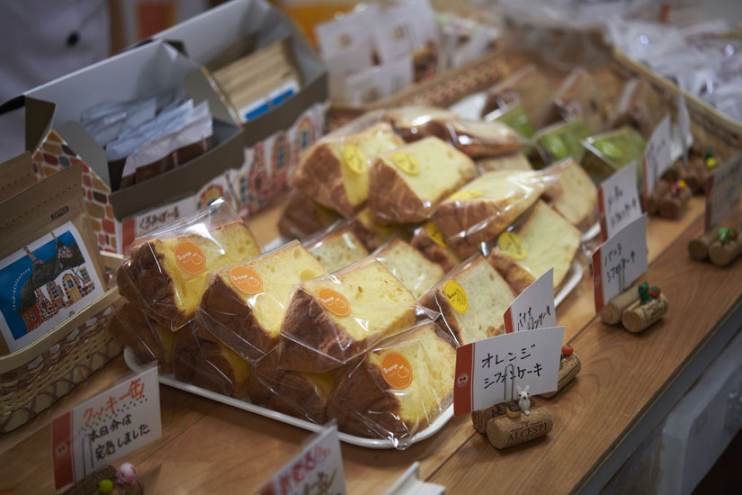 1日に100個焼くというシフォンケーキも次々と売れていく