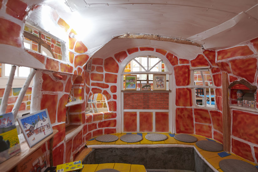 オレンジのタイルカラーが温かい空間。絵本もたくさん