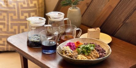 【原宿】薬膳カフェ「喫茶 植物最高」の、健康の悩みに寄り添うカレー＆ハーブドリンクを満喫