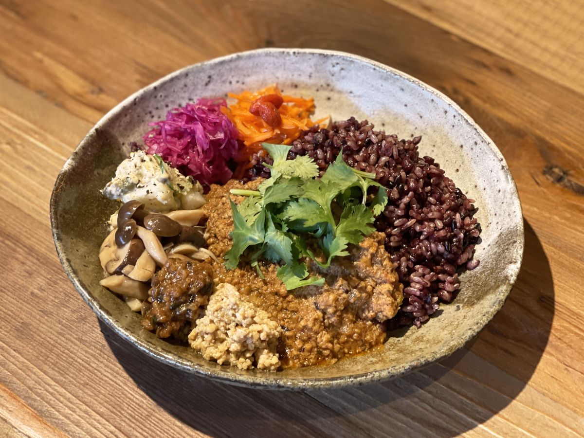 「薬膳カリー（副菜全部のせ）」2000円