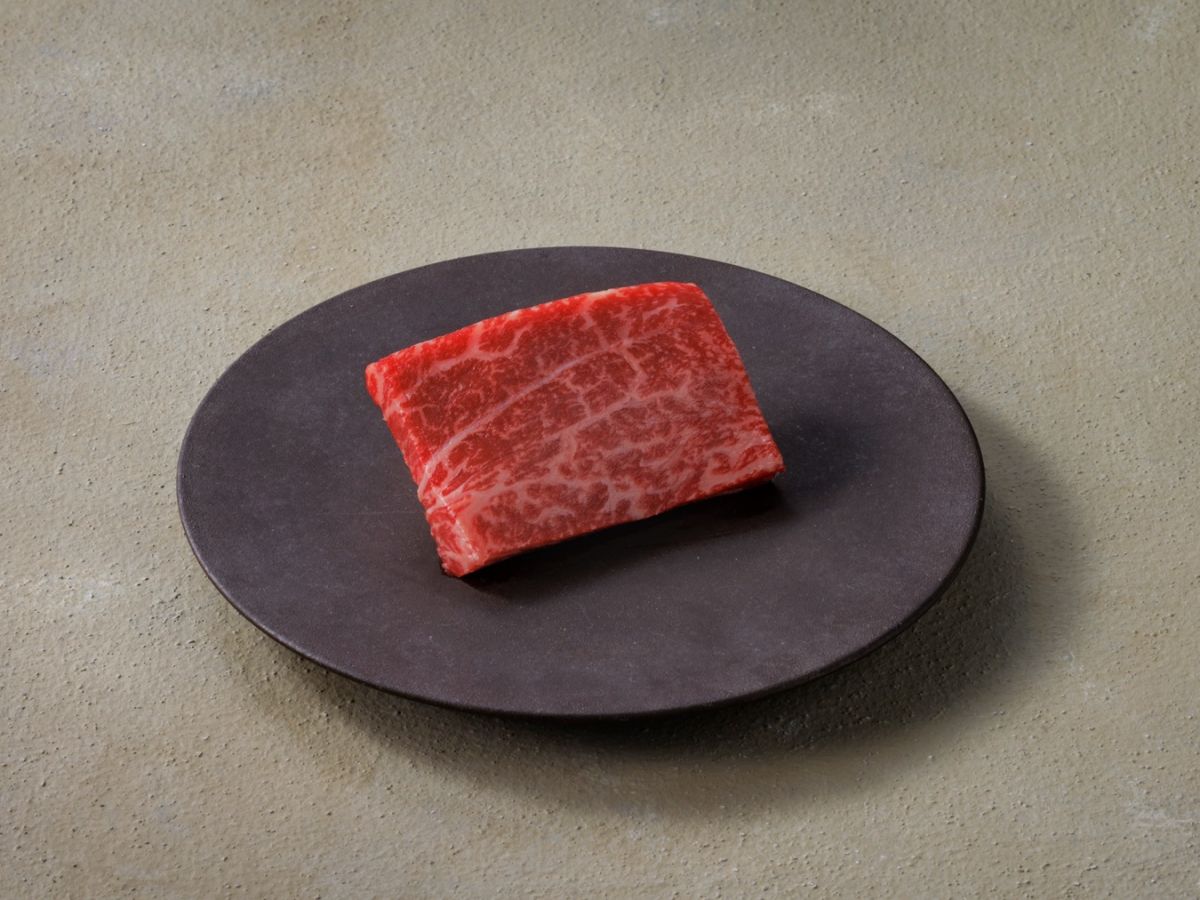 「黒毛和牛熟成肉」1枚（写真）と「ハラミ」1枚はタレ焼きでいただく／&copy;黒毛和牛焼肉 ABURIYA arata