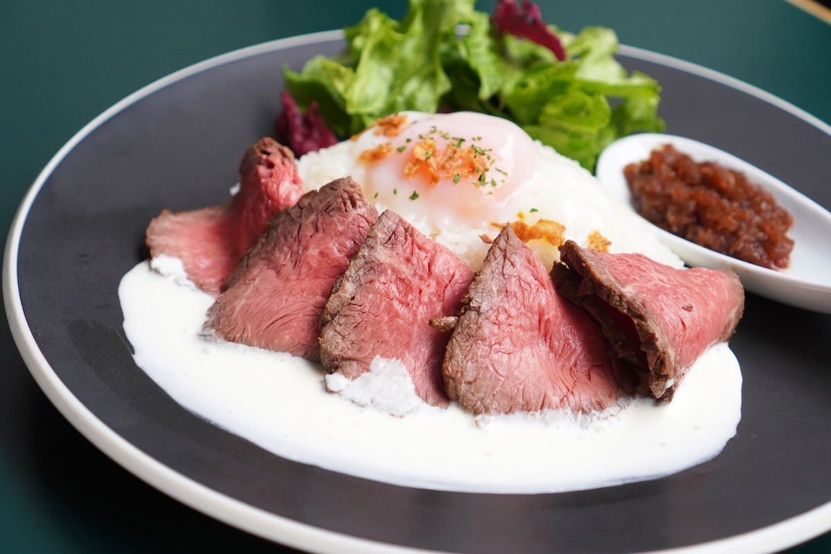 「レフォールソースの温玉ローストビーフライス」1290円