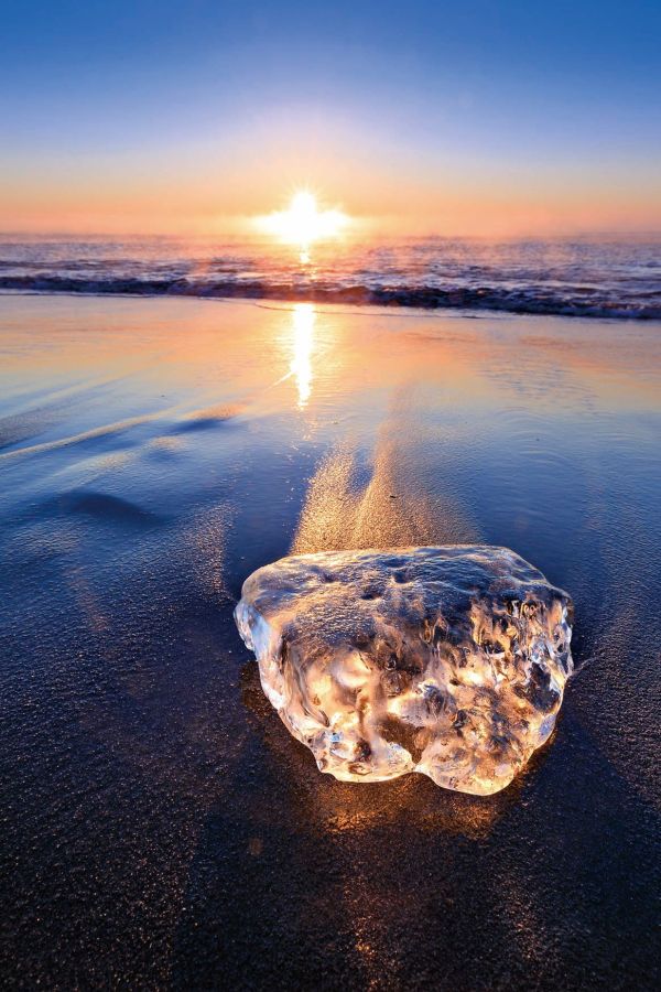 波に揉まれて角が削れるうちに透明な氷になるそう