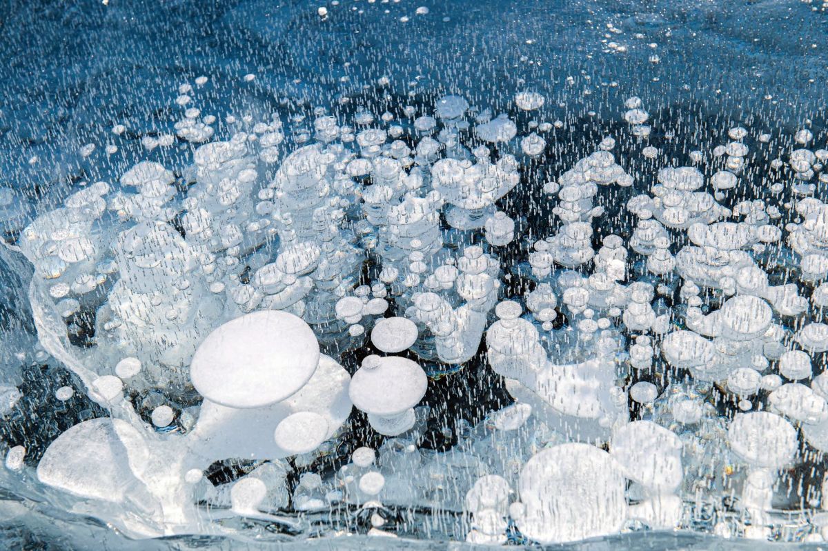 湖の結氷後、雪があまり積もっていないうち がベストシーズン