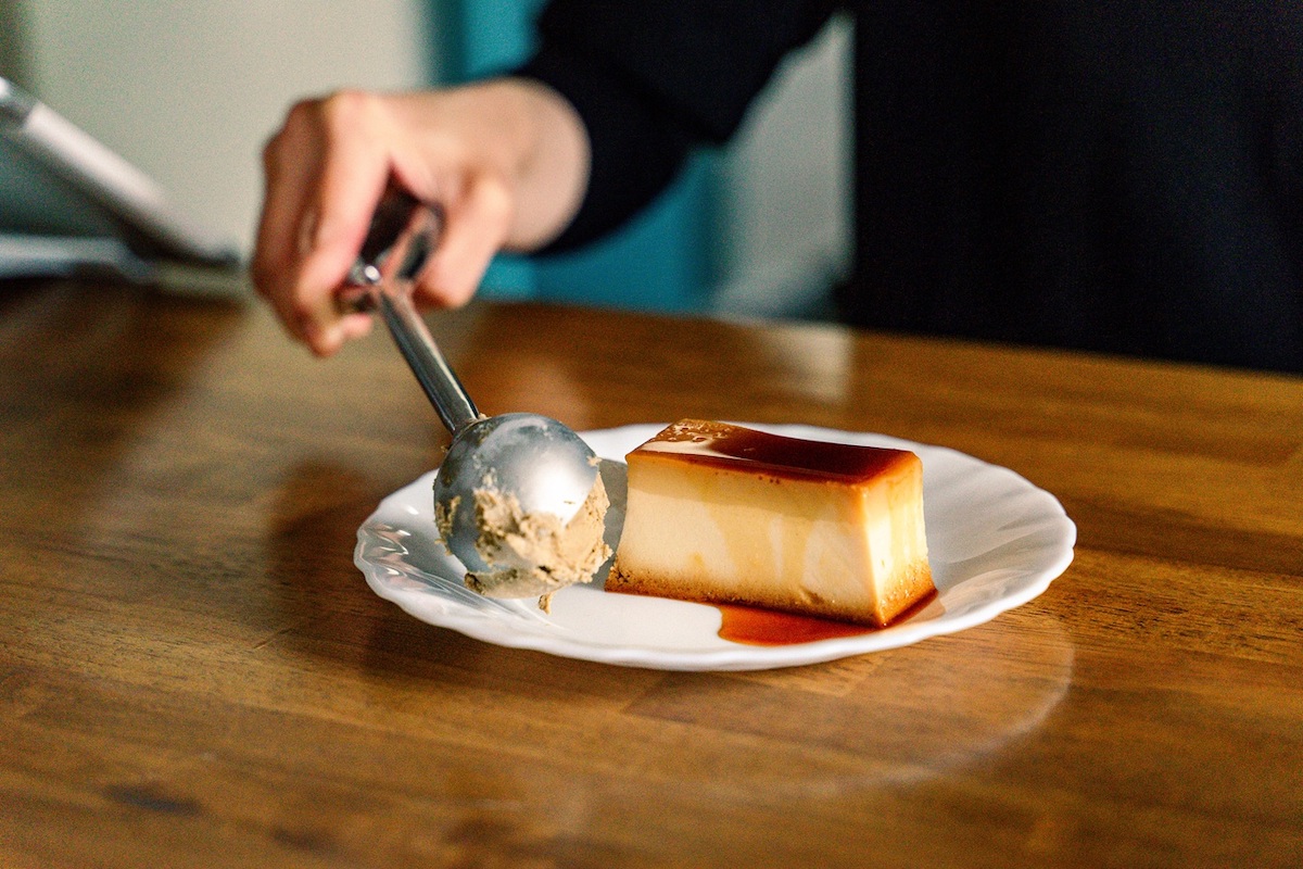 プリンアラモード 盛り付ける様子