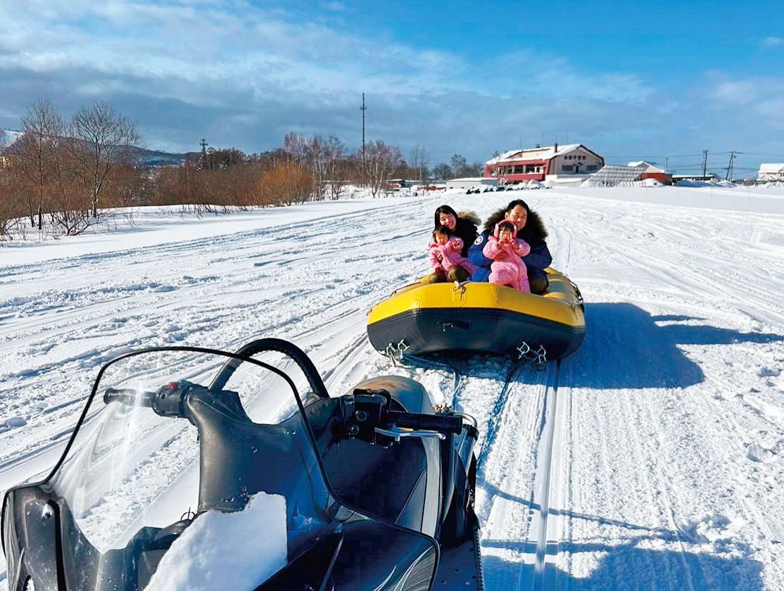 家族で楽しめるアクティビティ。スノーモービル体験も