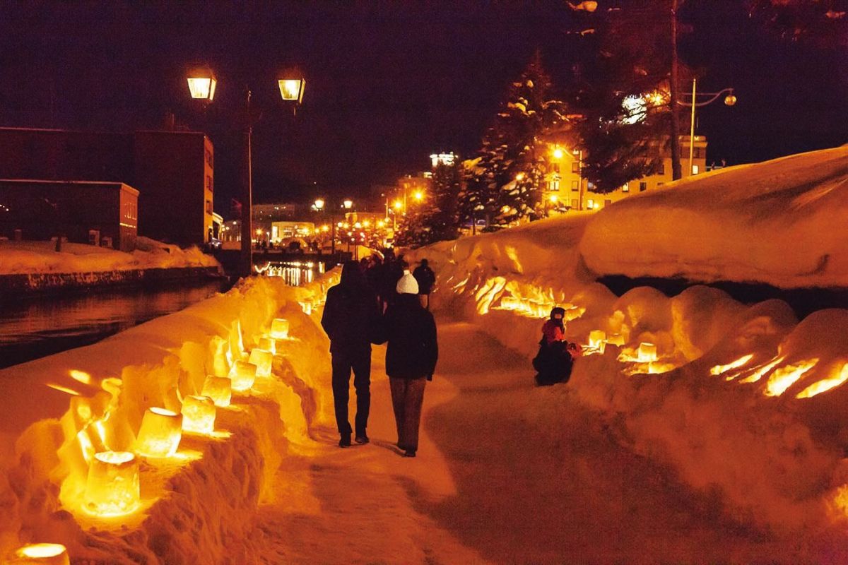 運河沿いがキャンドルの明かりでムード満点に