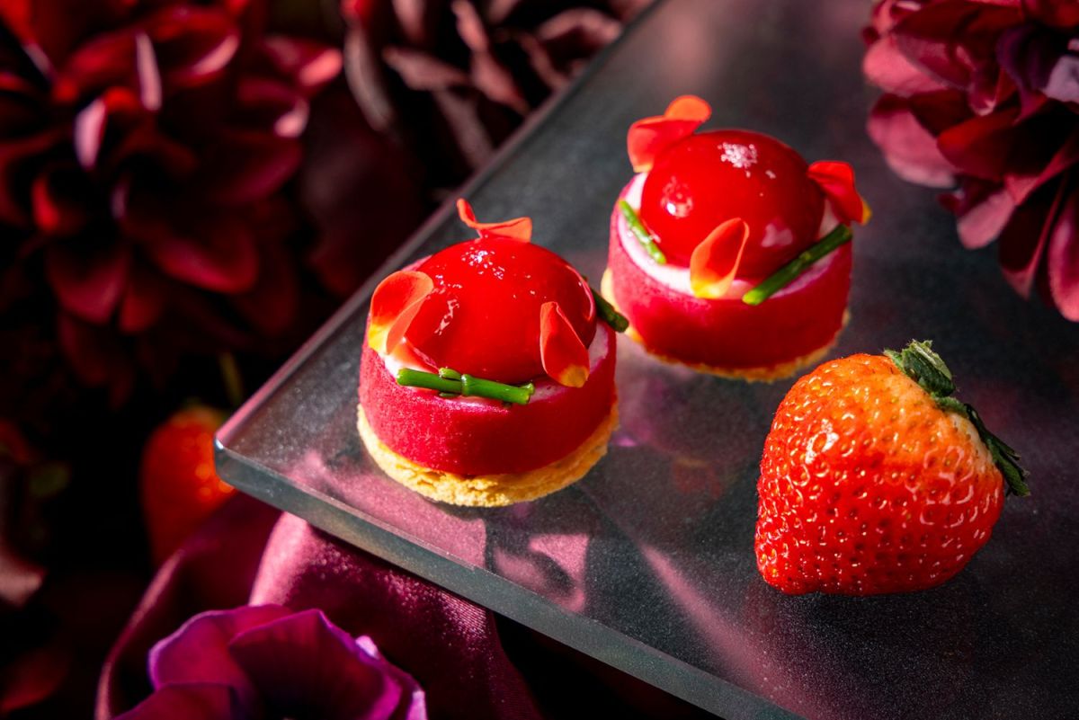 帆立のムースとココナッツカレーのボンボン　バラを添えて