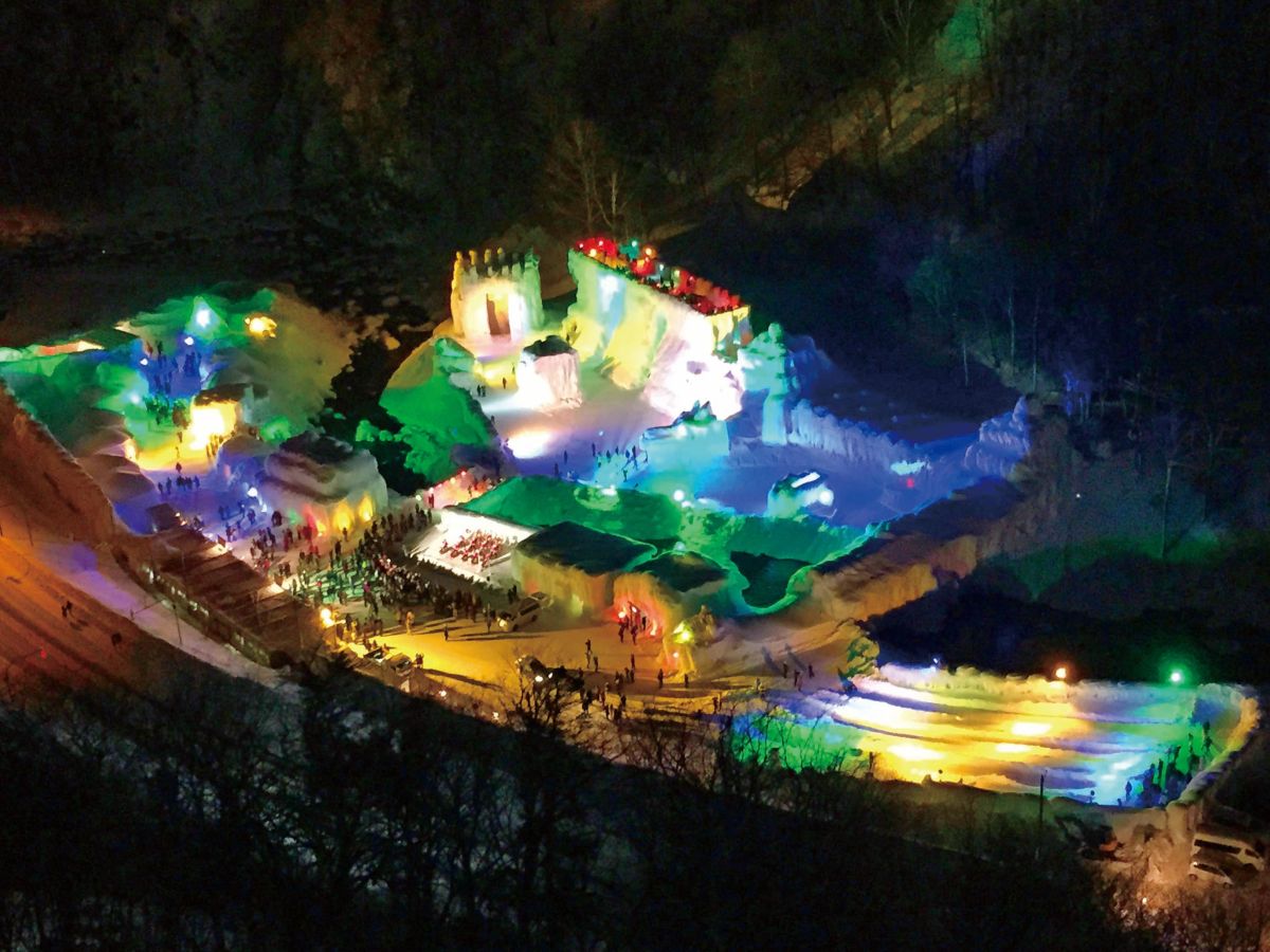 氷のオブジェは2カ月以上もの期間をかけて制作されるという