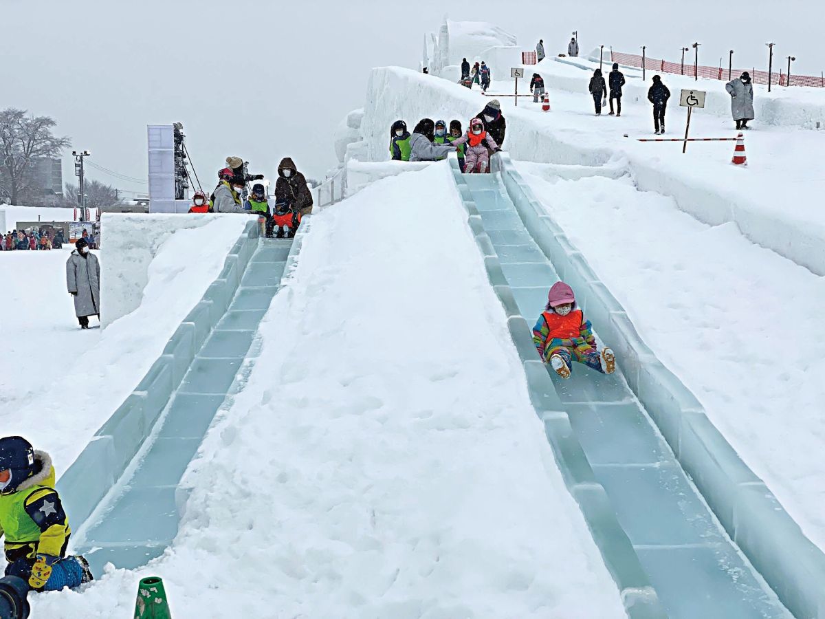 大雪像横には例年すべり台が登場する