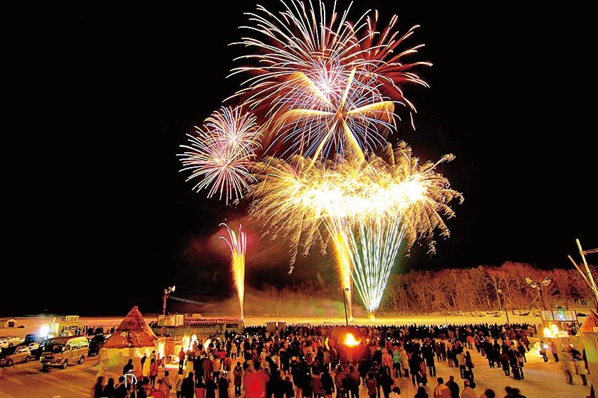 澄み切った冬の空に、大輪の花が次々と咲き誇る