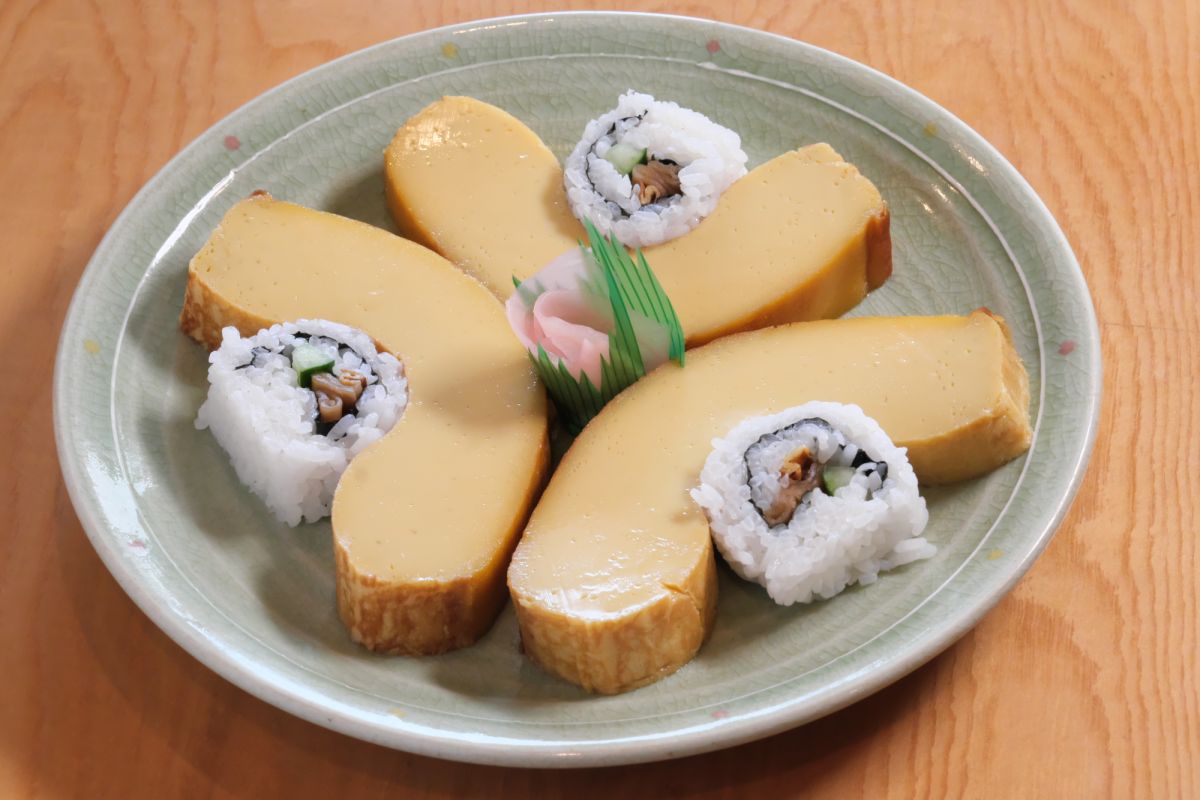 大久保 伊達巻き寿司　1切れ400円