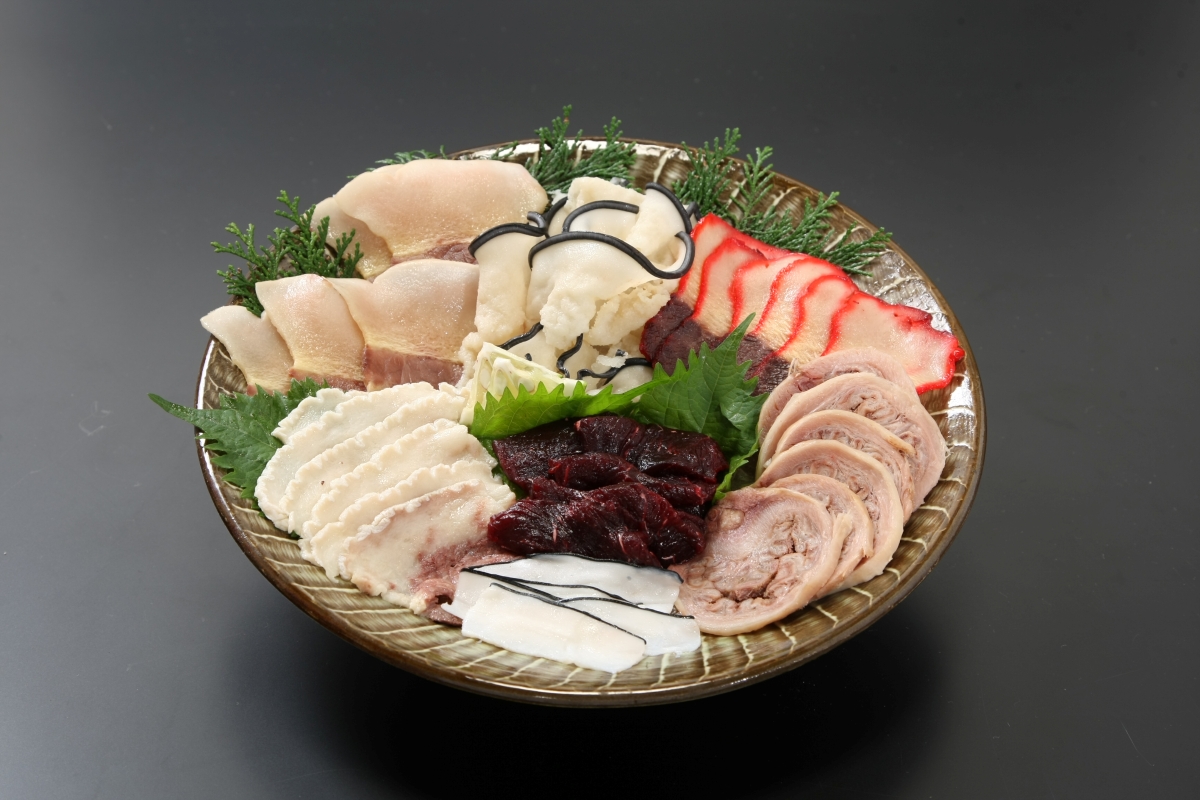 鯨ベーコンなどの鯨商品が多数揃う。単品756円～