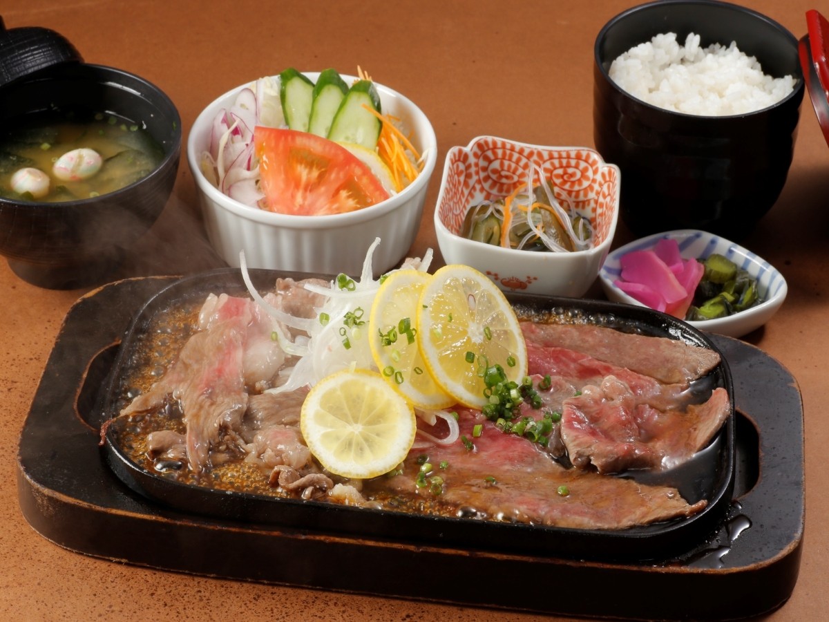 佐世保名物の「レモンステーキ」2400円もぜひ