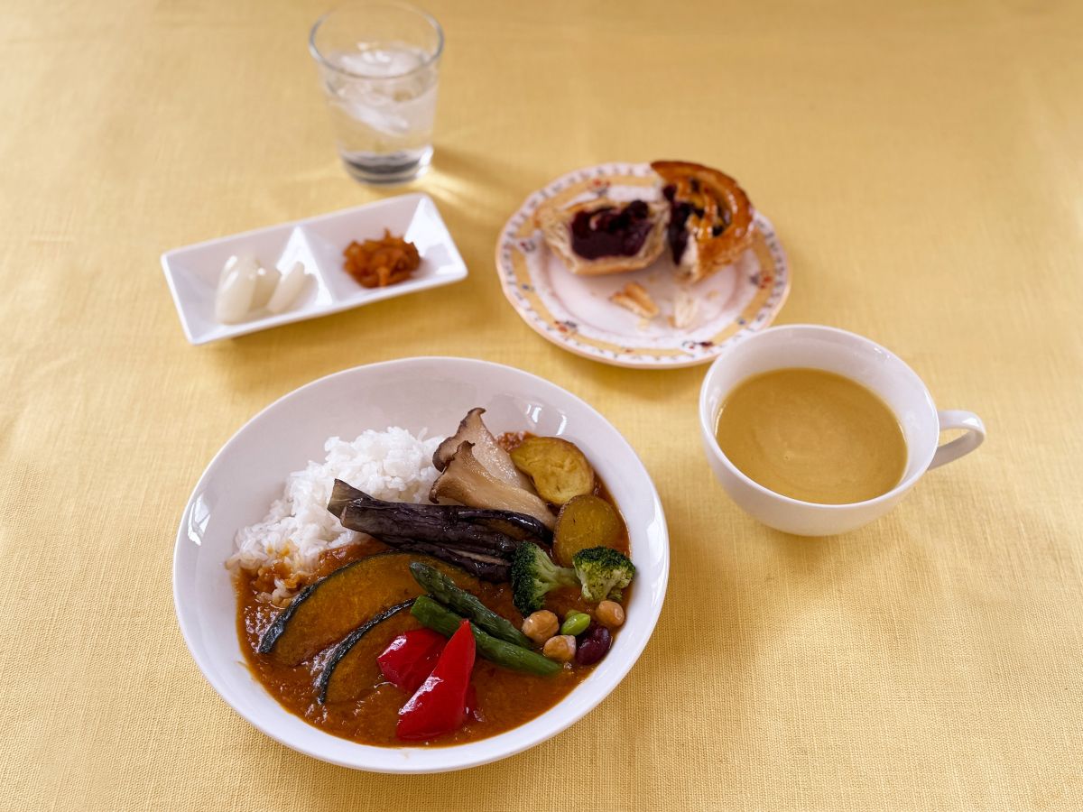 「ブルーベリーパイ」「クリームコーンスープ」「野菜カレー」各2名分（上から時計まわり）