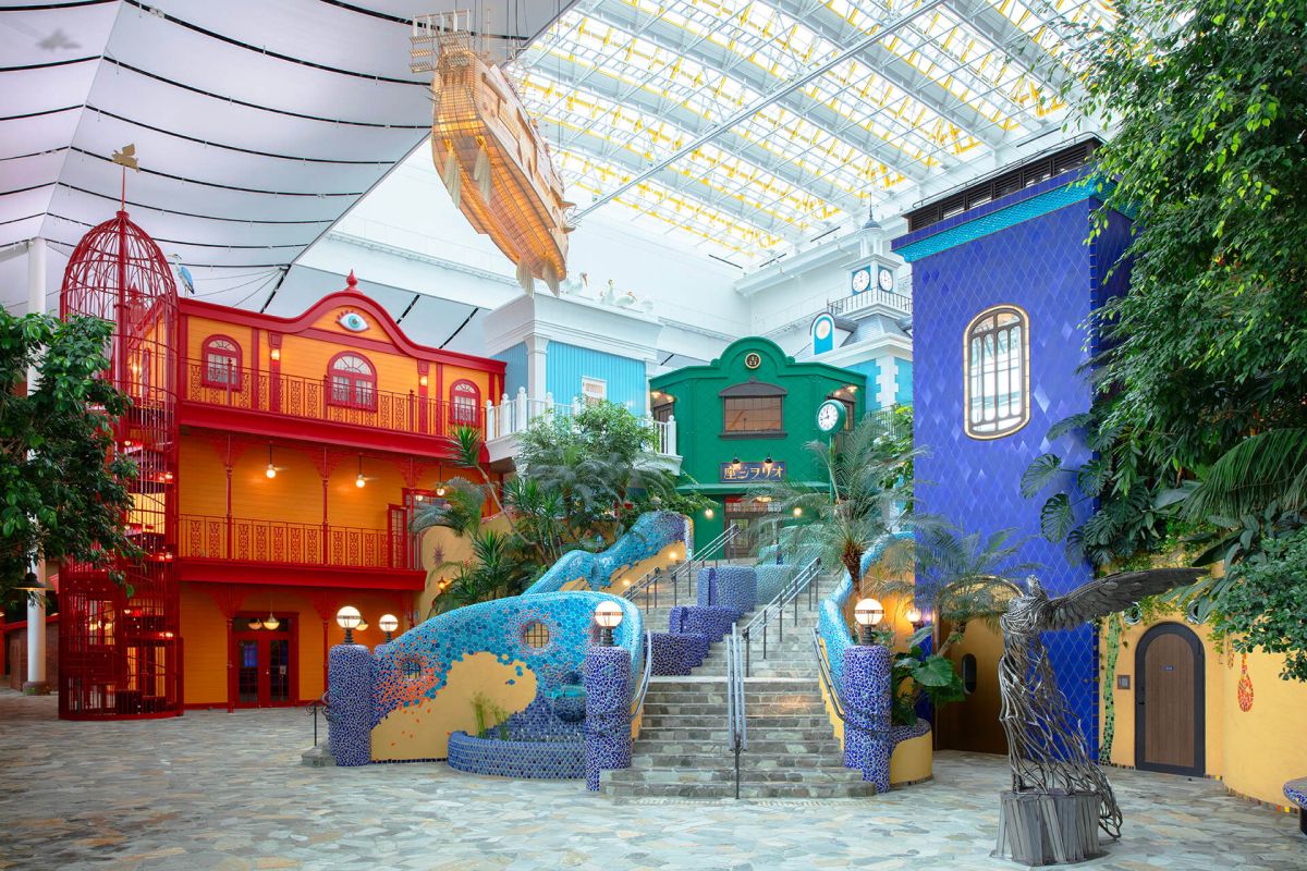 「ジブリの大倉庫」の中央階段。左手のオレンジ色の建物で&ldquo;ジブリのなりきり名場面展&rdquo;を開催している