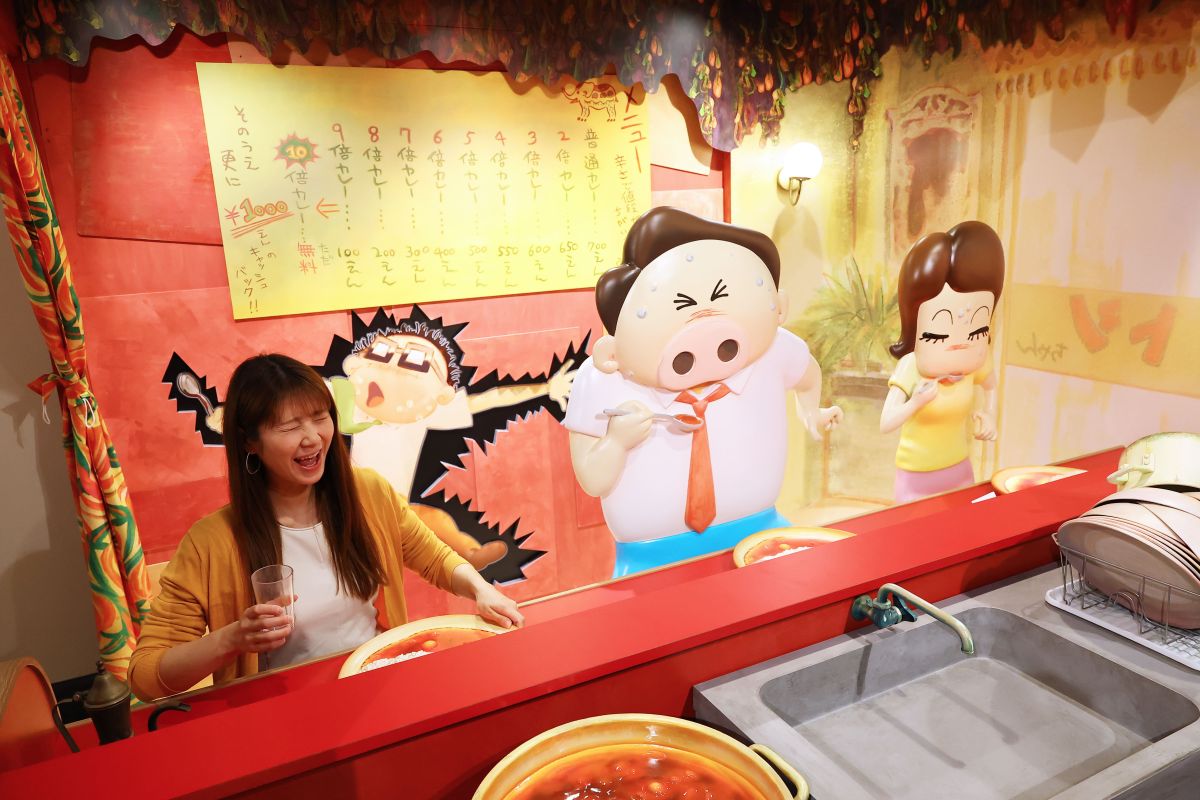 野中くんの席に座って、激辛ポーズ。『ギブリーズ episode2（2002年）』より